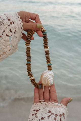 Coqui Necklace in khaki, a piece inspired by the ocean. A must for the season that you can wear with any outfit.