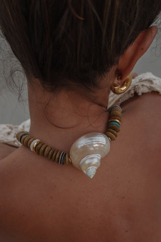 Coqui Necklace in khaki, a piece inspired by the ocean. A must for the season that you can wear with any outfit.