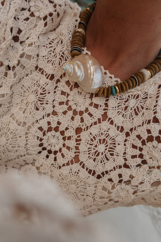 Coqui Necklace in khaki, a piece inspired by the ocean. A must for the season that you can wear with any outfit.