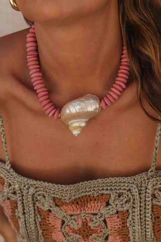 Coqui Necklace in pink, a piece inspired by the ocean. A must for the season that you can wear with any outfit.