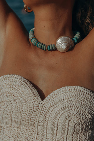 Coqui Necklace in pistachio, a piece inspired by the ocean. A must for the season that you can wear with any outfit.