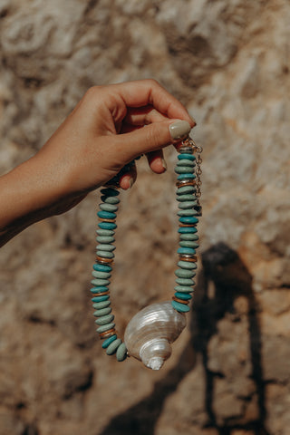 Coqui Necklace in pistachio, a piece inspired by the ocean. A must for the season that you can wear with any outfit.