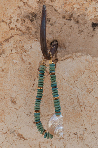 Coqui Necklace in pistachio, a piece inspired by the ocean. A must for the season that you can wear with any outfit.