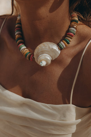 Coqui Necklace Rainbow, a piece inspired by the ocean. A must for the season that you can wear with any outfit.