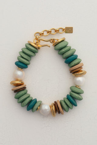 Bambola Candy Bracelet Pistachio. A playful chunky bracelet crafted with green glass beads and freshwater pearls.