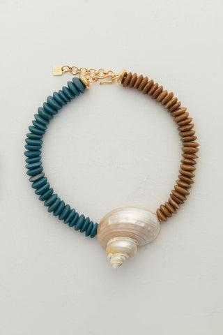 Coqui Necklace in blue and khaki, a piece inspired by the ocean. A must for the season that you can wear with any outfit.