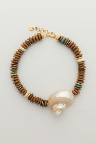 Coqui Necklace in khaki, a piece inspired by the ocean. A must for the season that you can wear with any outfit.