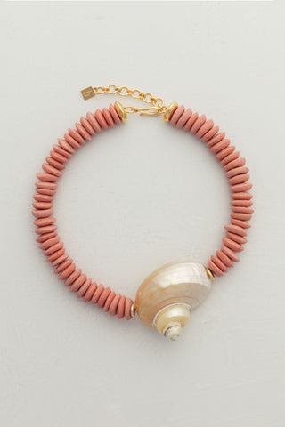 Coqui Necklace in pink, a piece inspired by the ocean. A must for the season that you can wear with any outfit.