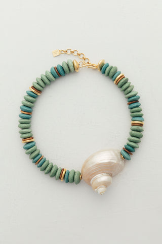 Coqui Necklace in pistachio, a piece inspired by the ocean. A must for the season that you can wear with any outfit.