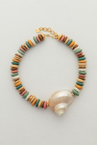 Coqui Necklace Rainbow, a piece inspired by the ocean. A must for the season that you can wear with any outfit.